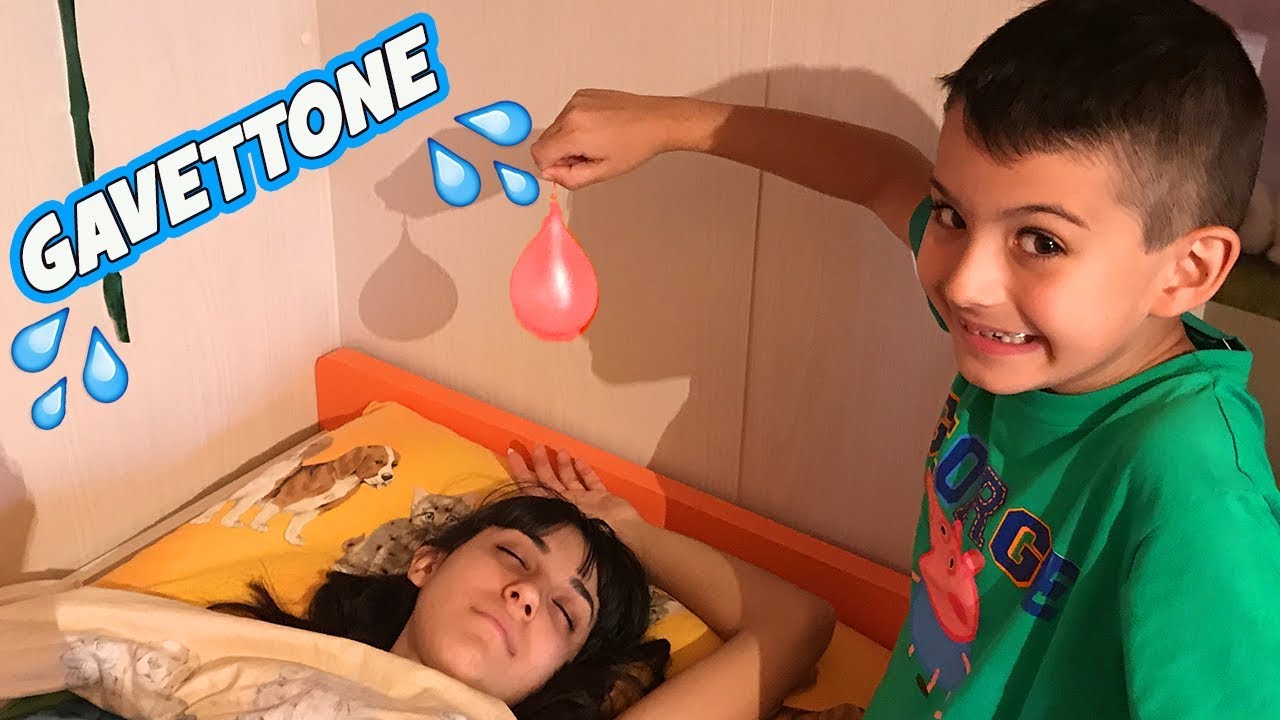 SVEGLIO TINA CON UN GAVETTONE!! -Scherzo divertente