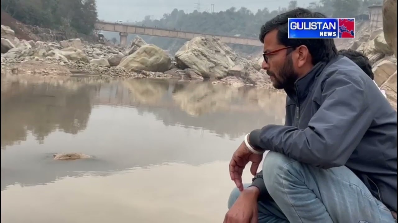 Floating Stone in River Tawi Draws Crowd, Sparks Curiosity in Udhampur