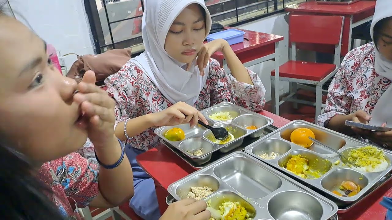 KESERUAN SISWA MENIKMATI MENU MAKANAN BERGIZI GRATIS #mbg