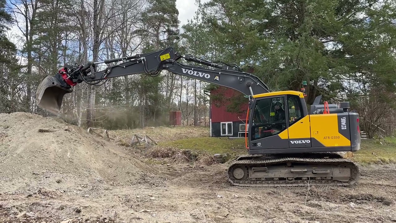 Köp grävmaskin Volvo EC140EL med tiltrotator, entreprenadgrip & 3 redskap på klaravik.se