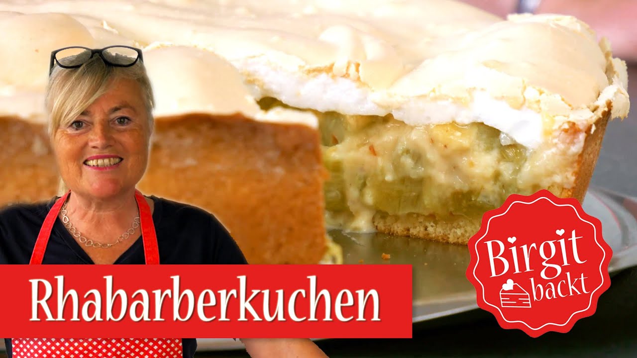 Traditioneller Rhabarberkuchen mit Baiserhaube