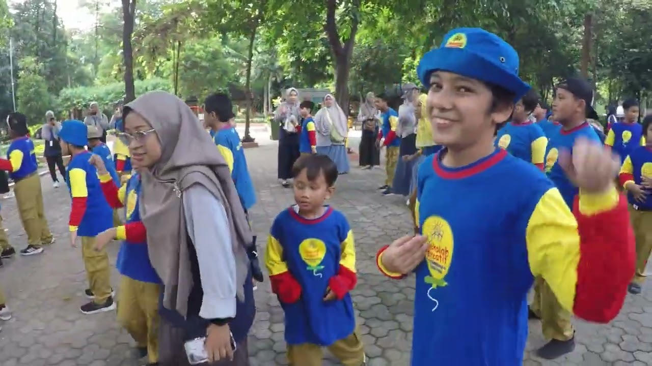 OUTDOOR ACTIVITY  KELAS HEBAT