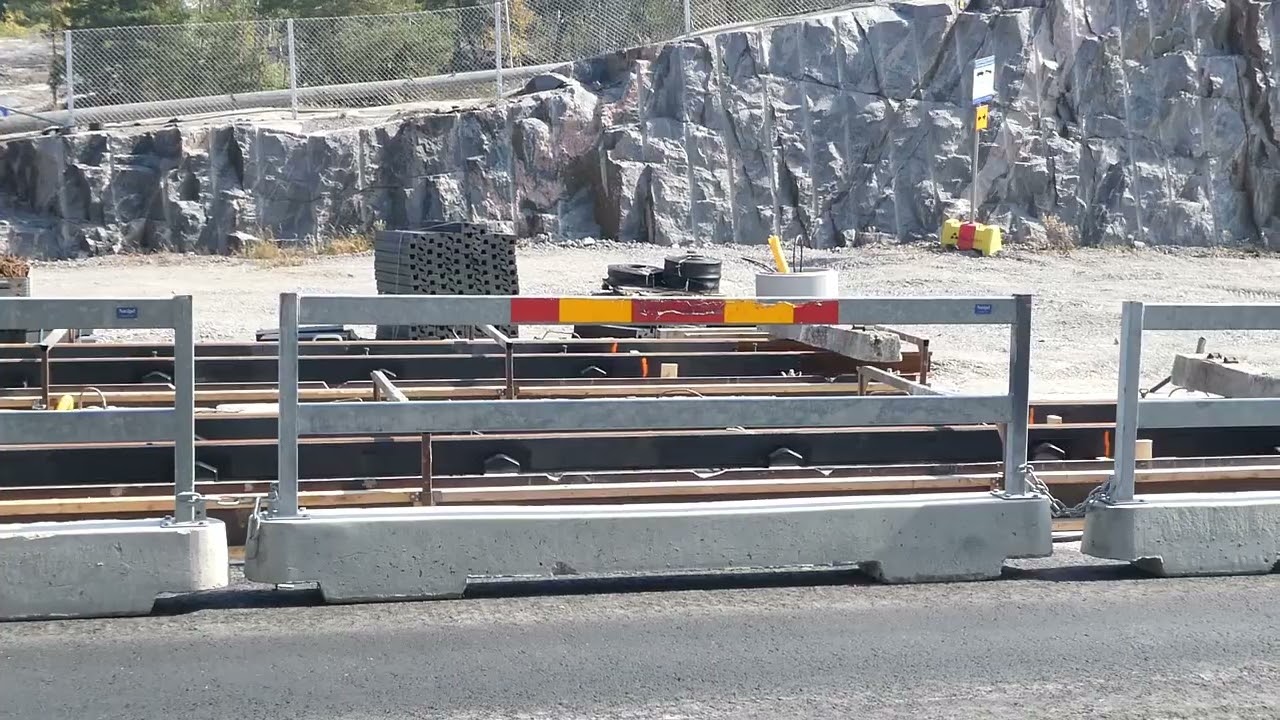 Kruunusillat-raitiotien ensimm&auml;iset kiskot