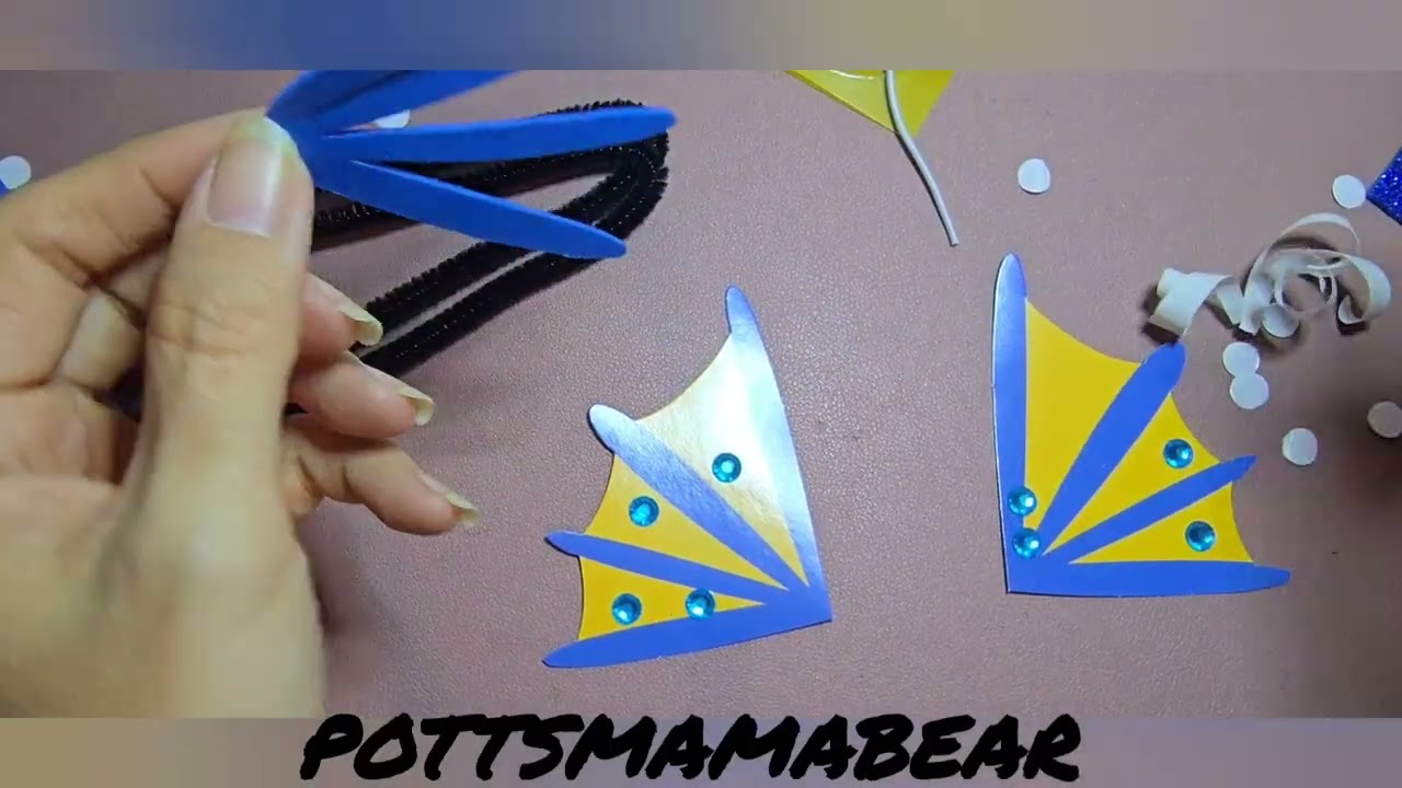 Самодельная синяя маска из магазина Michael's