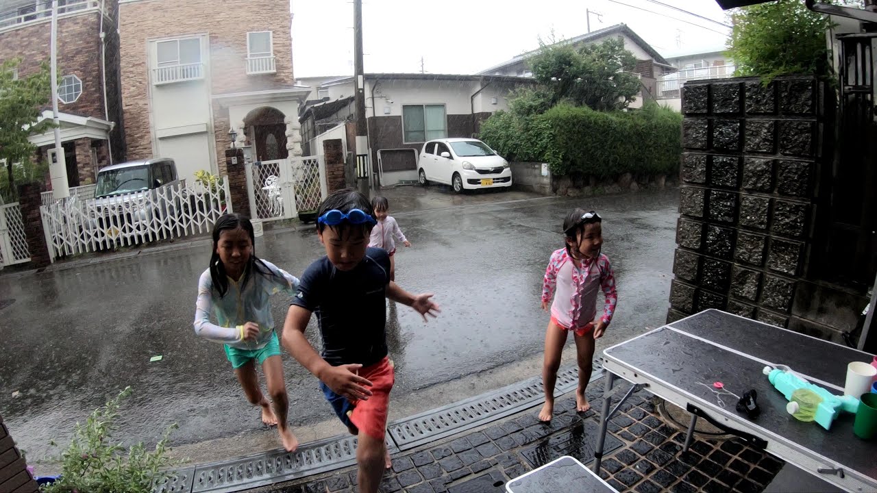 【プール×ゲリラ豪雨】