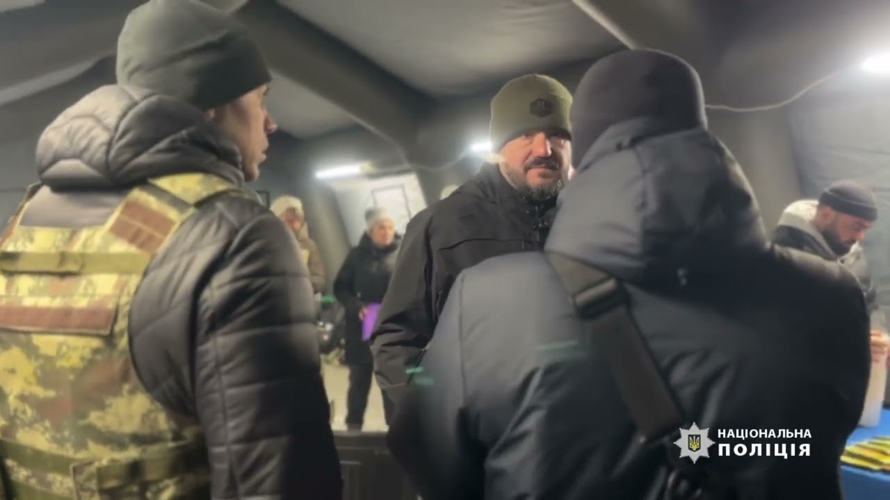 Умань: поліція, рятувальники та інші служби розгорнули пункти, де місцеві мешканці можуть зігрітися