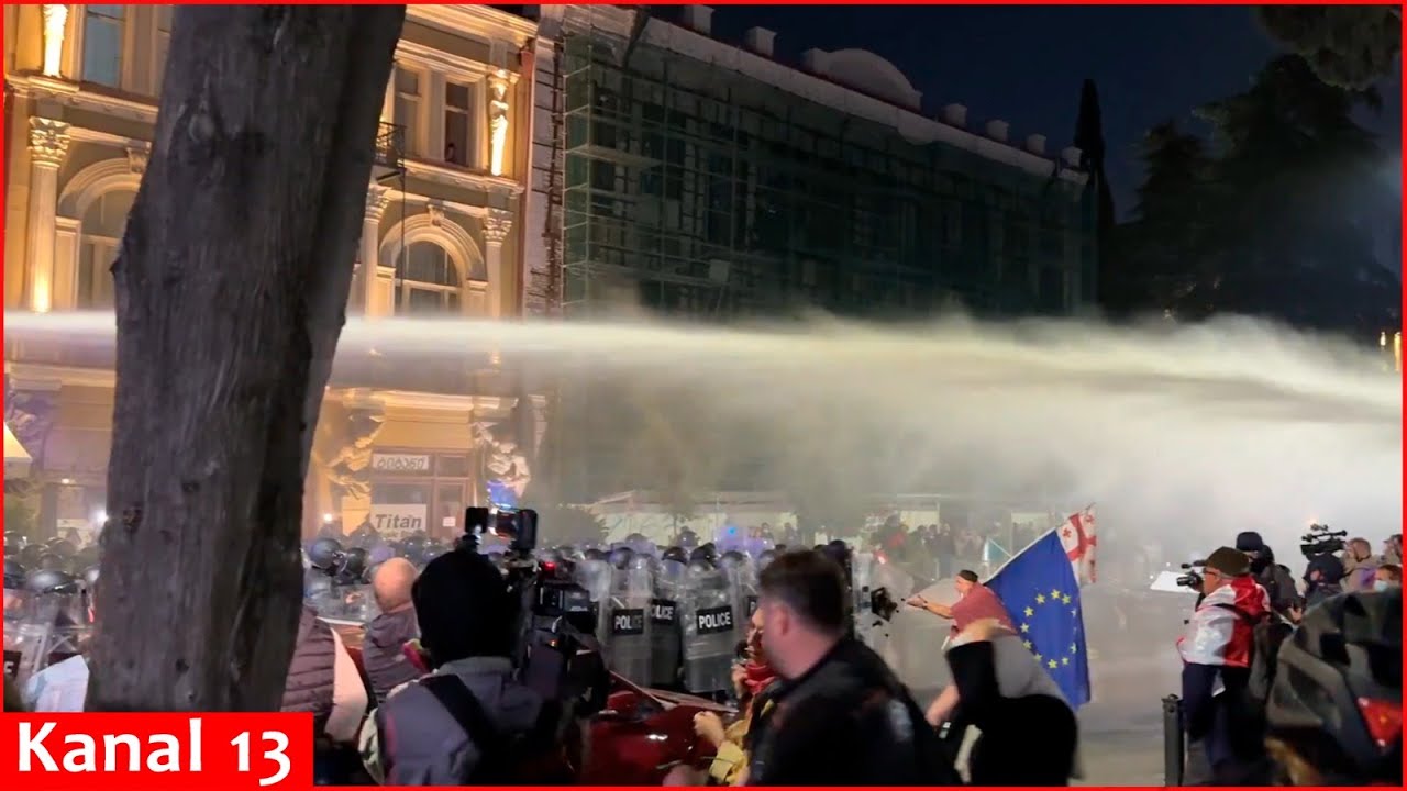 В столице Грузии произошли столкновения полиции с протестующими, пытавшимися штурмовать президент...