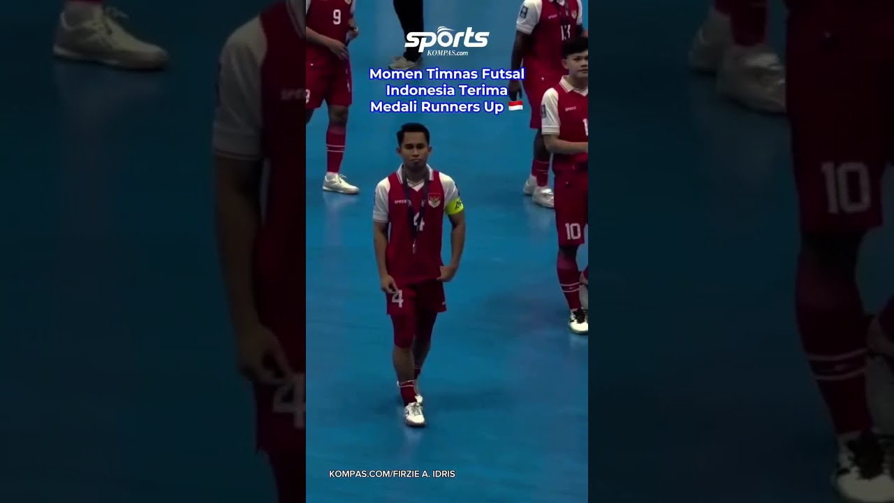 Momen Timnas Futsal Indonesia Terima Medali Runners Up
