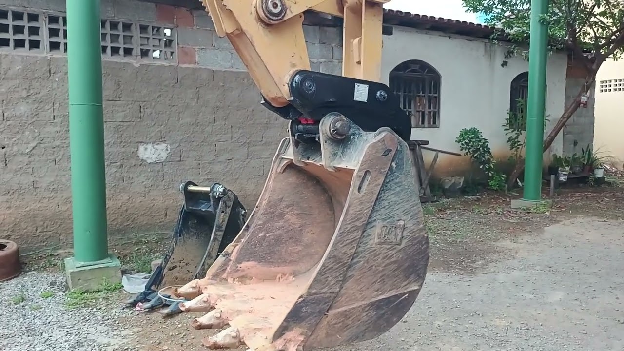 Engate rápido da retroescavadeira 416 CAT utilização na prática