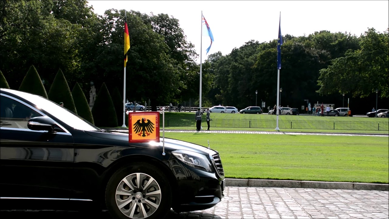Trompetensignal, Vergatterung, Flagge Schloss Bellevue