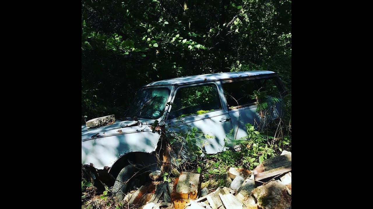 CAR GRAVEYARD DEEP IN THE WOODS - FOUND OLD MINI VAN