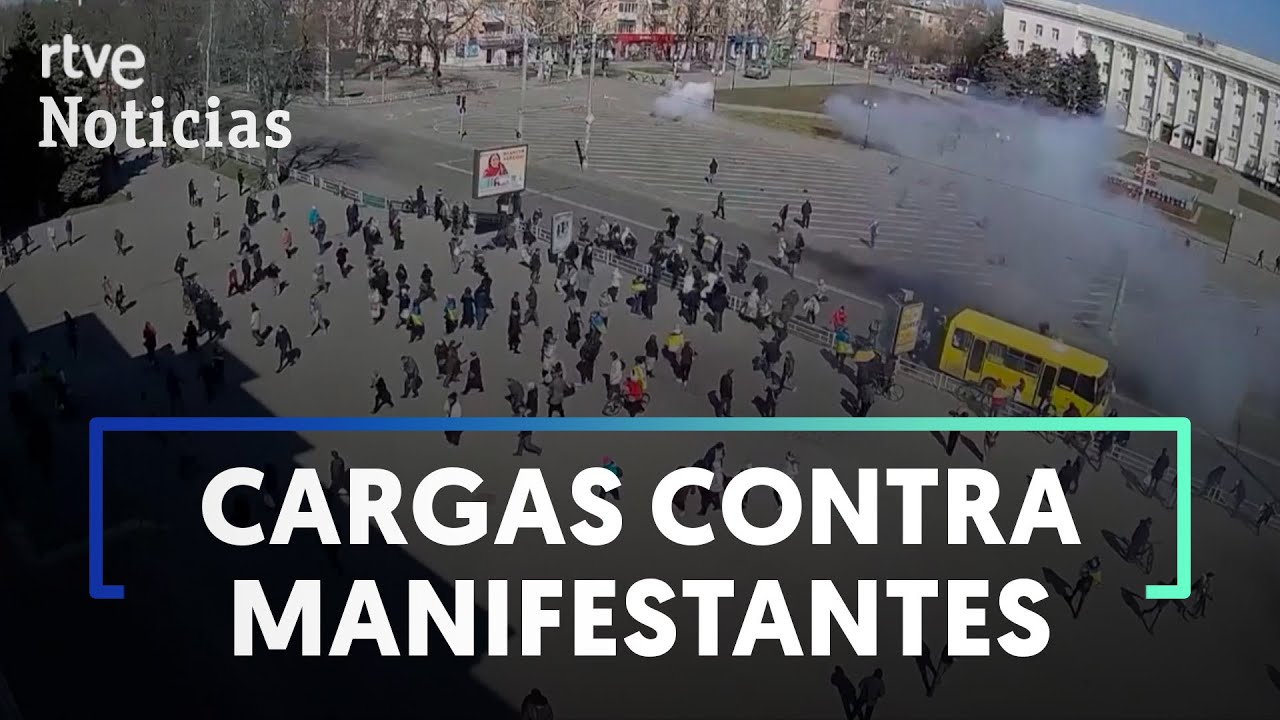 GUERRA UCRANIA: RUSIA reprime con DISPAROS una MANIFESTACIÓN contra la INVASIÓN en JÉRSON | RTVE