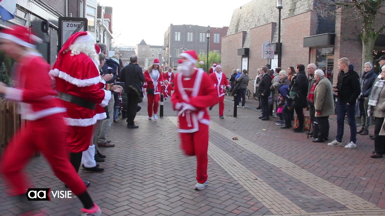 Rennende kerstmannen in het centrum van Almelo