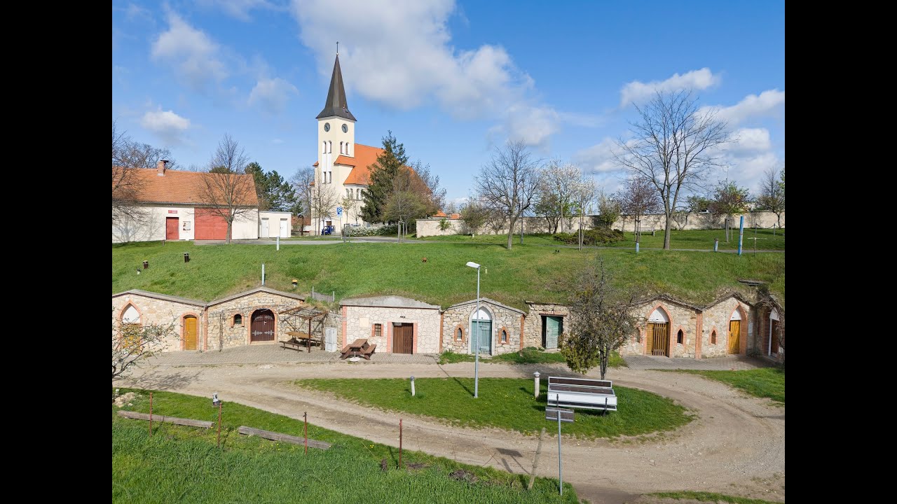 Rodinný dům / chalupa Vrbice u Velých Pavlovic , s zuzavřeným dvorem, garáží, vjezdem