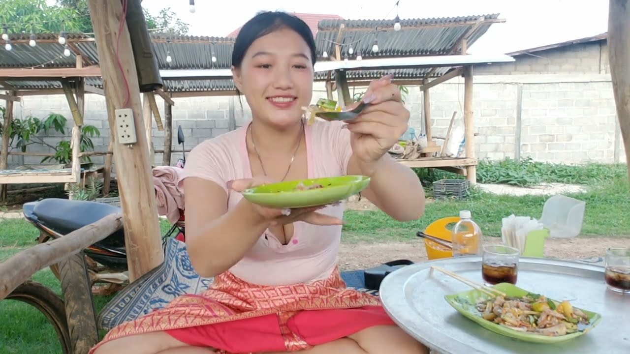 Maivkawm ມື້ນີ້ພາໄປກິນຕາມຢູ່ຮ້ານເດີ