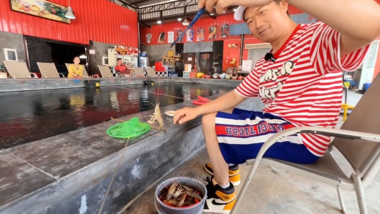泰国行挑战钓虾塘！ 100泰铢钓到拿走，2两一个的大虾直接爆护！【天元邓刚】