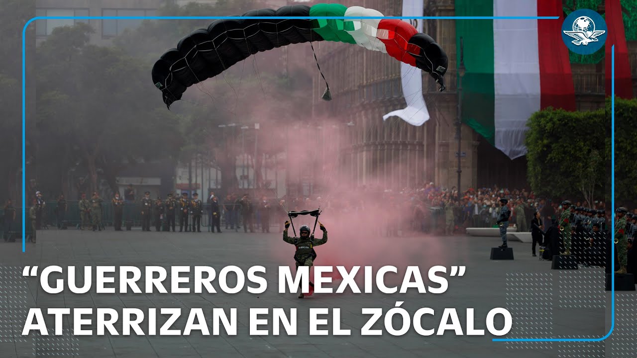 Así descendieron paracaidistas de élite en el Zócalo capitalino
