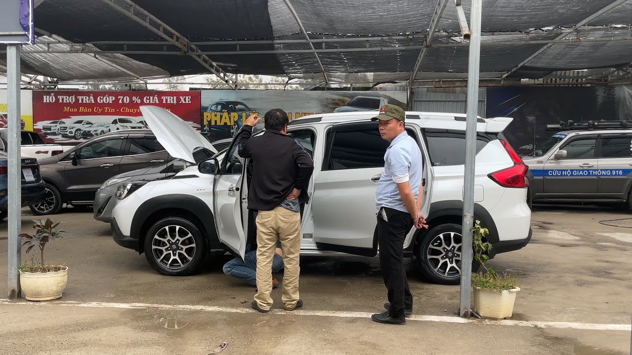 Anh khách từ tỉnh xa mang theo cả bác thợ đến xem và check chiếc Suzuki XL7 2021 màu trắng, kết quả