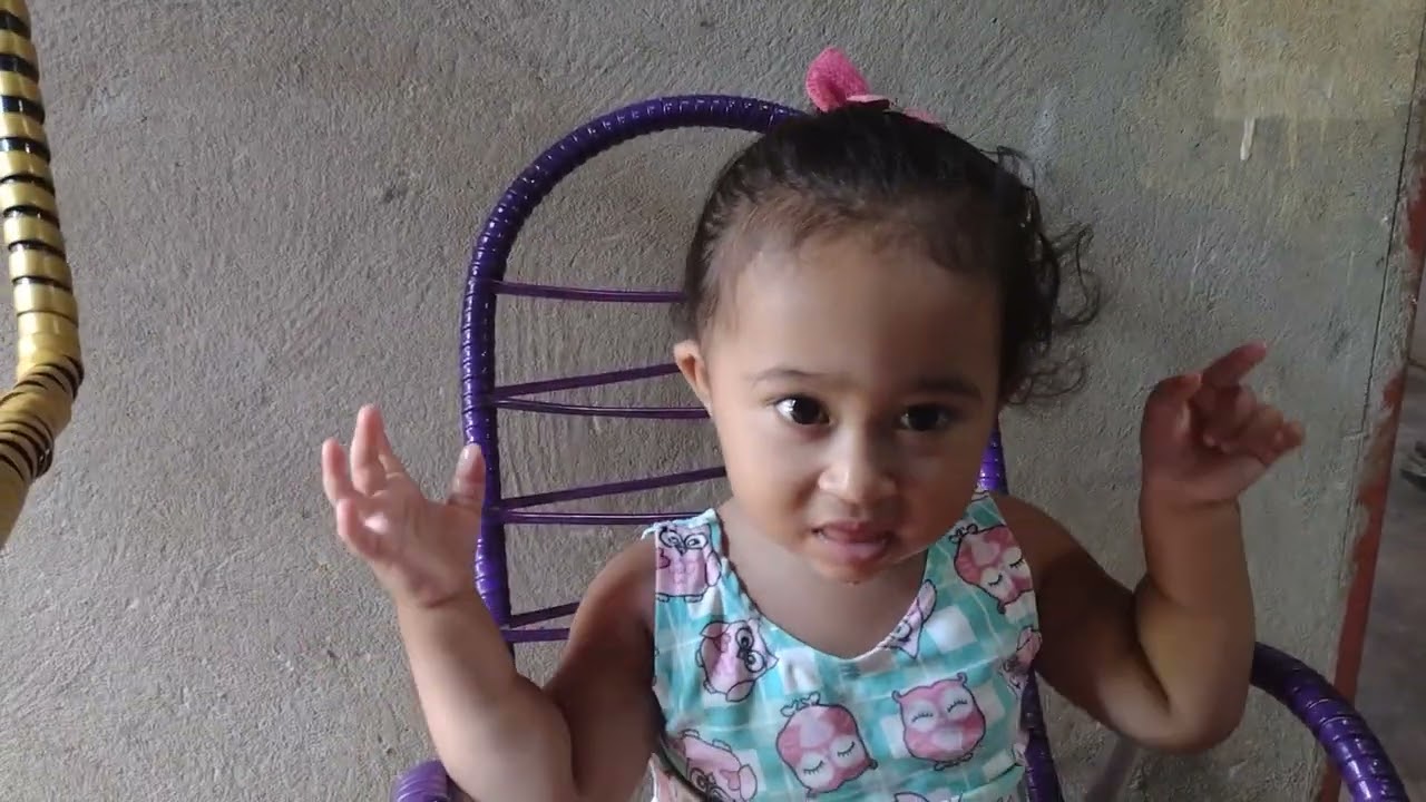 Lorena comendo tomate 🍅