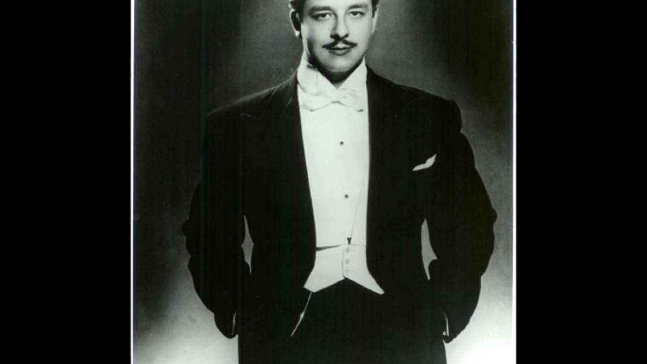 Hern&aacute;n Pelayo sings 