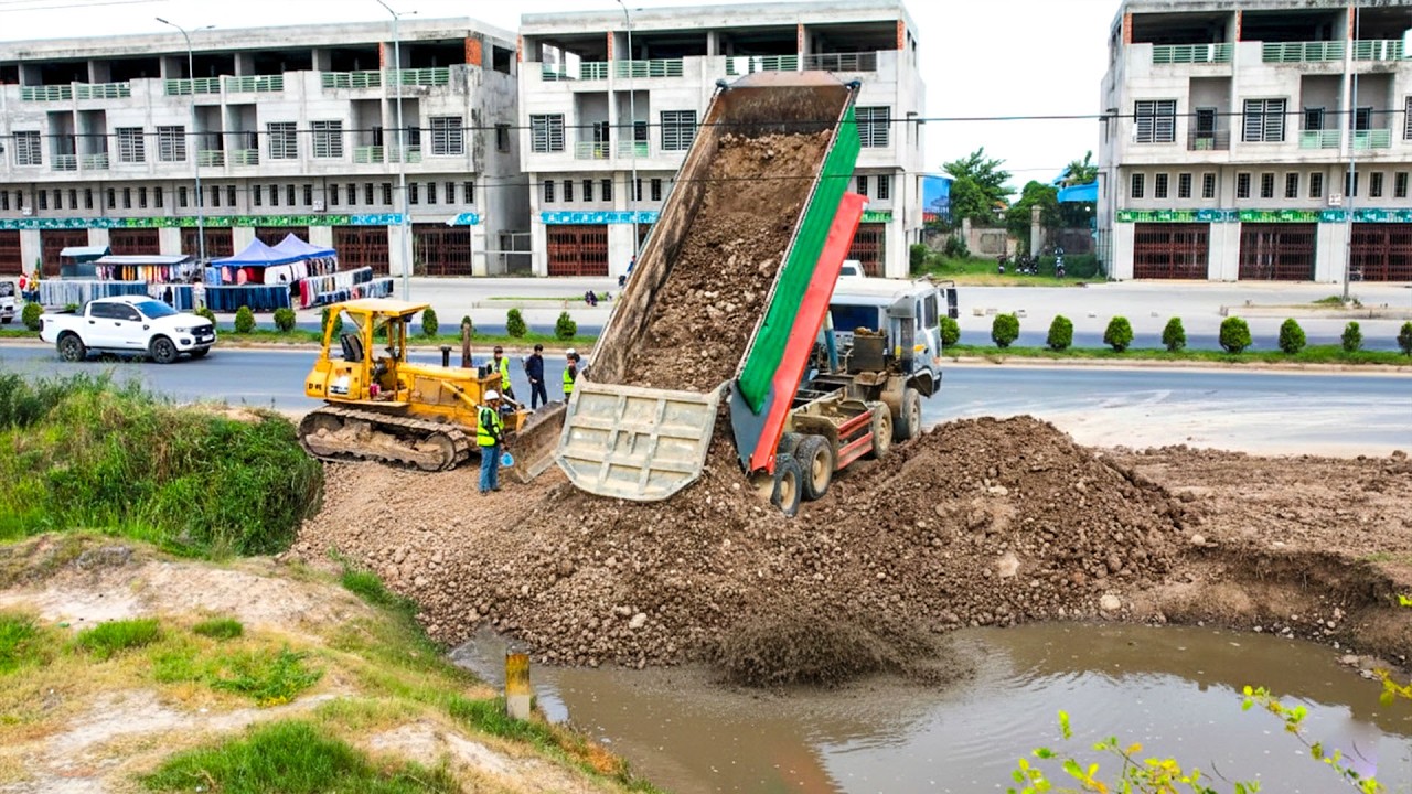 New Great Landfill Use KUMATSU  Dozer C3& Many Dump Truck Unloading Fill Sink Land