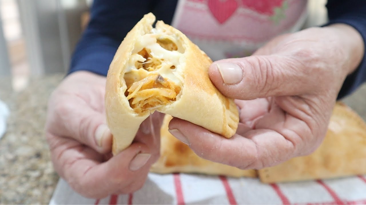 ESSE PASTEL DE FORNO É CROCANTE POR FORA E CREMOSO POR DENTRO DE FRANGO COM CATUPIRY!! DELICIOSO!!