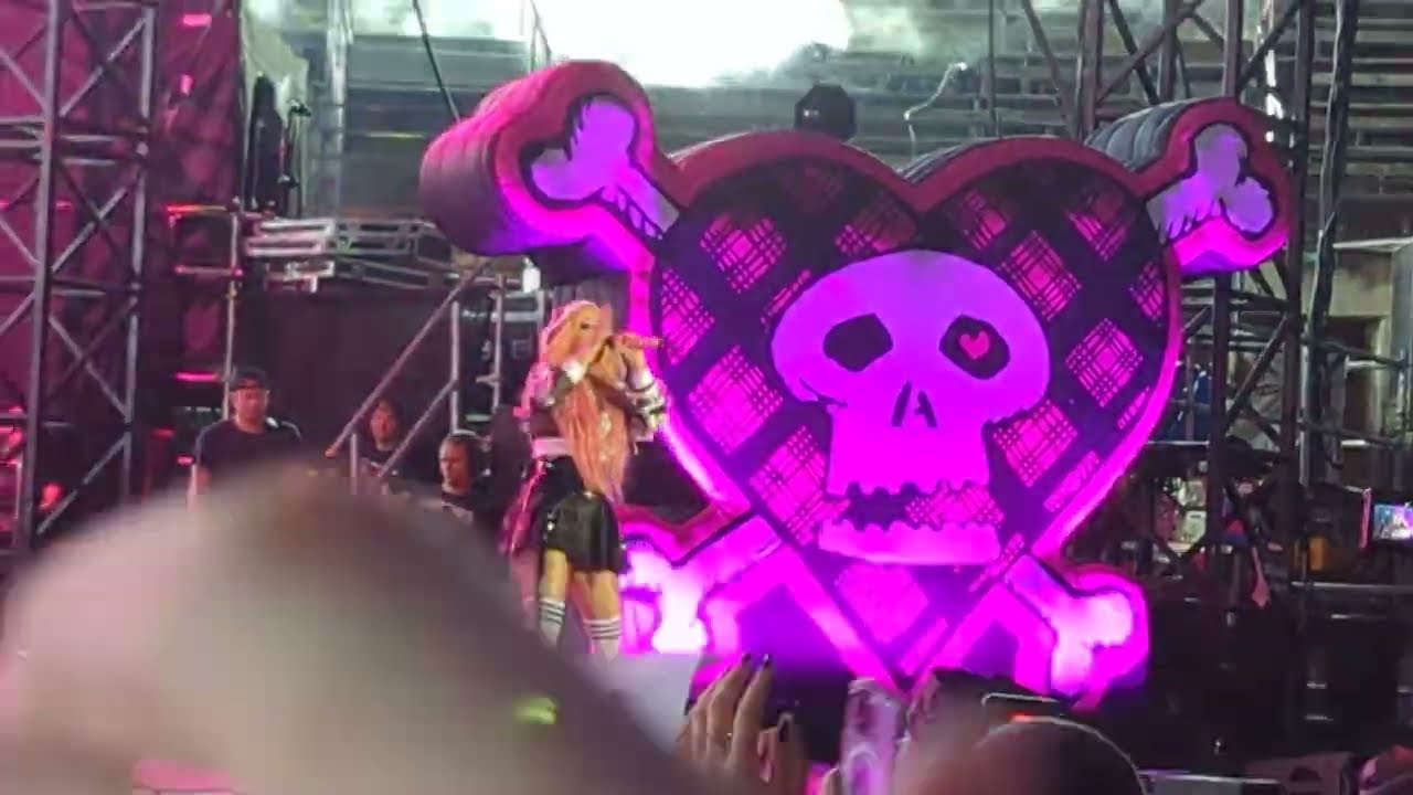 Avril Lavigne Intro + girlfriend live in Nimes festival France 2024