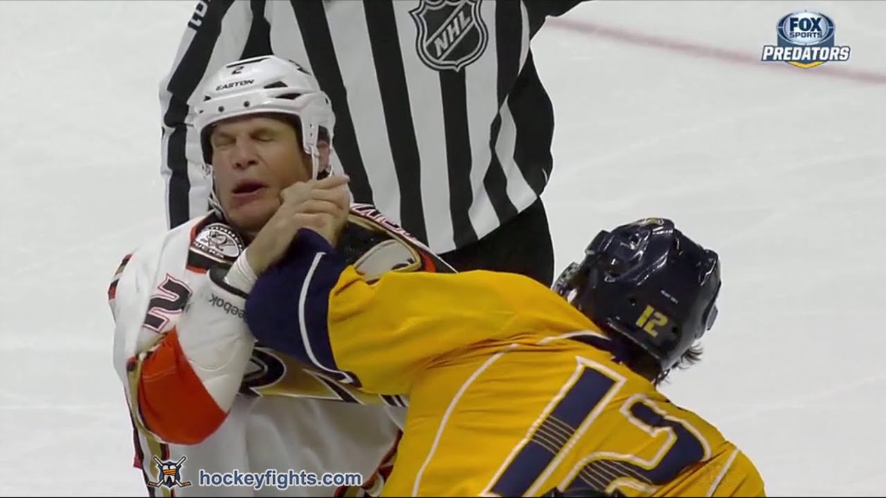 Kevin Bieksa vs Mike Fisher Nov 17, 2015