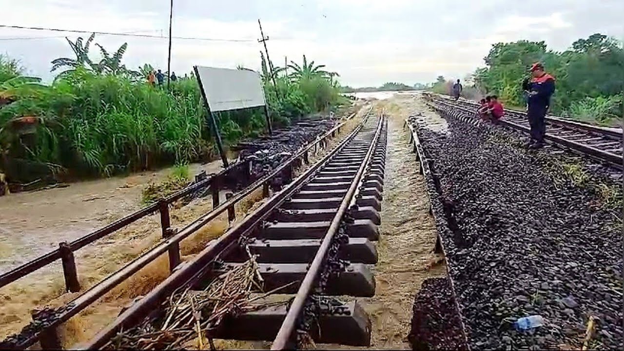 TANGGUL KALI TUNTANG JEBOL ! REL KA SEMARANG - CEPU - SURABAYA LUMPUH TOTAL !!