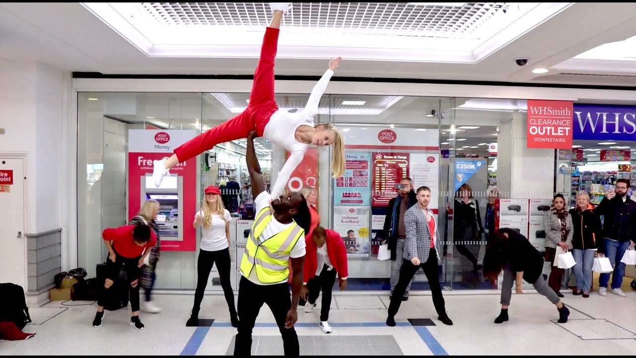 Incredible Flash Mob Inside Shopping Centre Draws Huge Crowd!