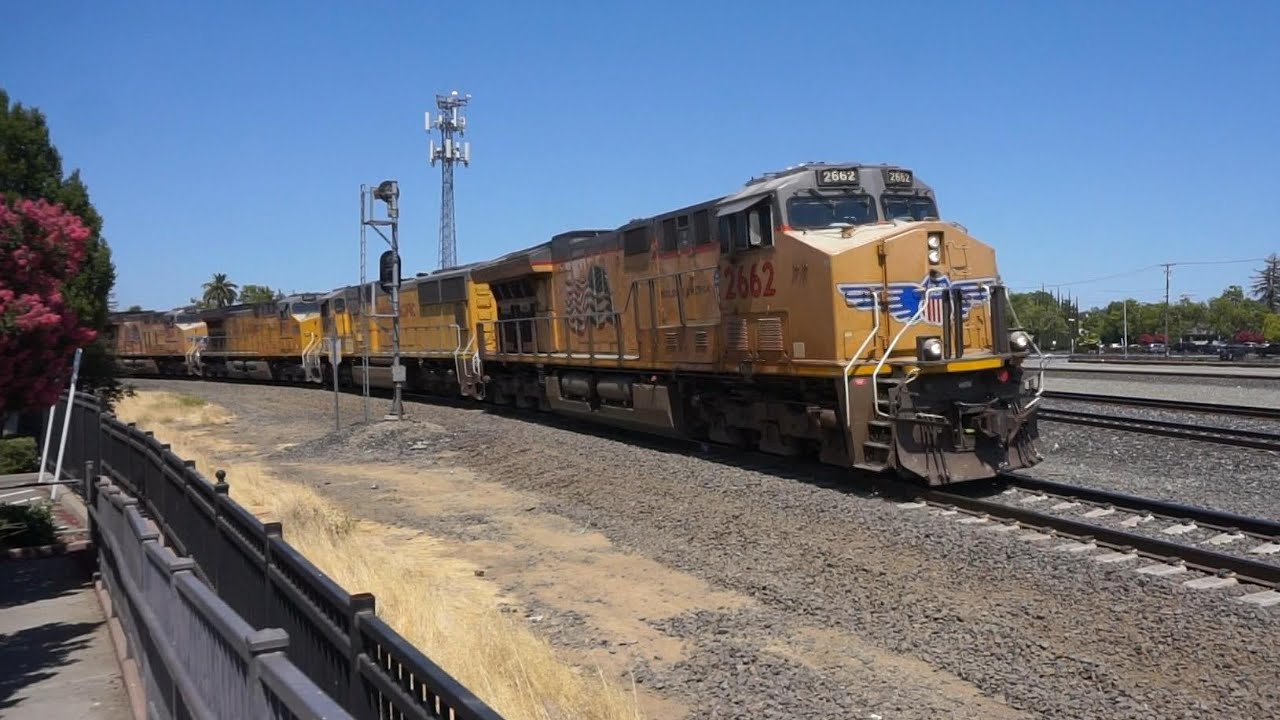 Union Pacific #2662 leads a Manifest through a tight curve at Roseville!