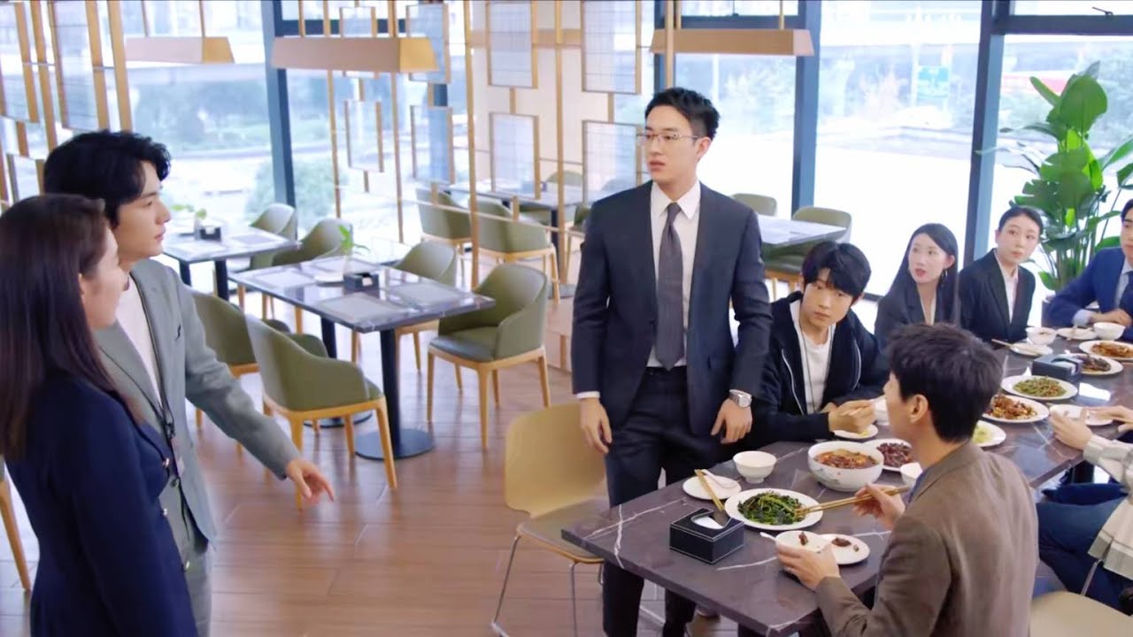 情敵當眾給小嬌妻夾菜，旁邊的總裁著急壞了，怎料小嬌妻卻一眼不看，滿心滿眼全是霸總！#王玉雯 #张新成