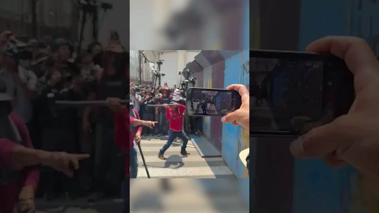 CNTE intenta derribar vallas durante movilizaci&oacute;n en la capital