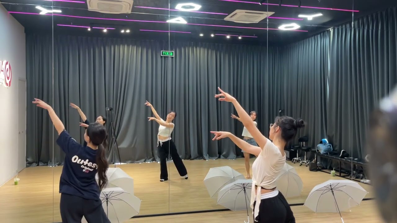 Múa Giáng Sinh 2024: Tuyết rơi đêm Giáng Sinh - Thùy Chi ( bản gương) . Biên đạo Hồng Hạnh
