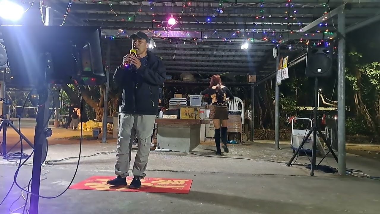 劉料吉在大稻埕亮晴歌坊翻唱潮萊笠