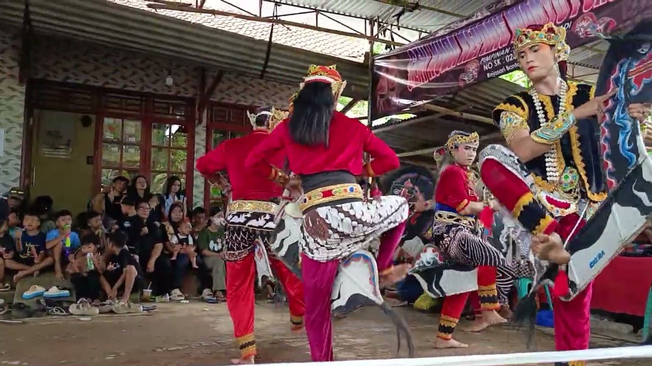 Tarian kuda kepang wahyu ponco budoyo