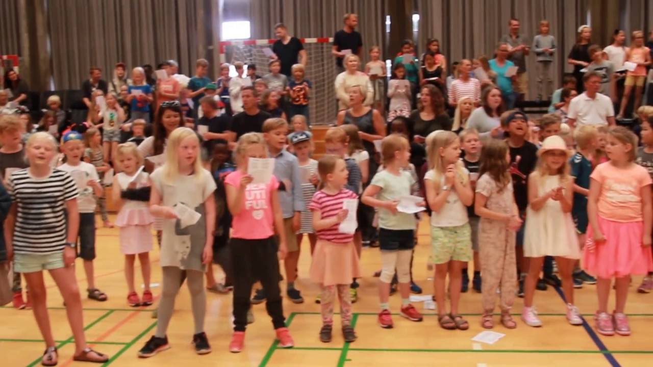 Eleverne på Rundhøjskolen synger 