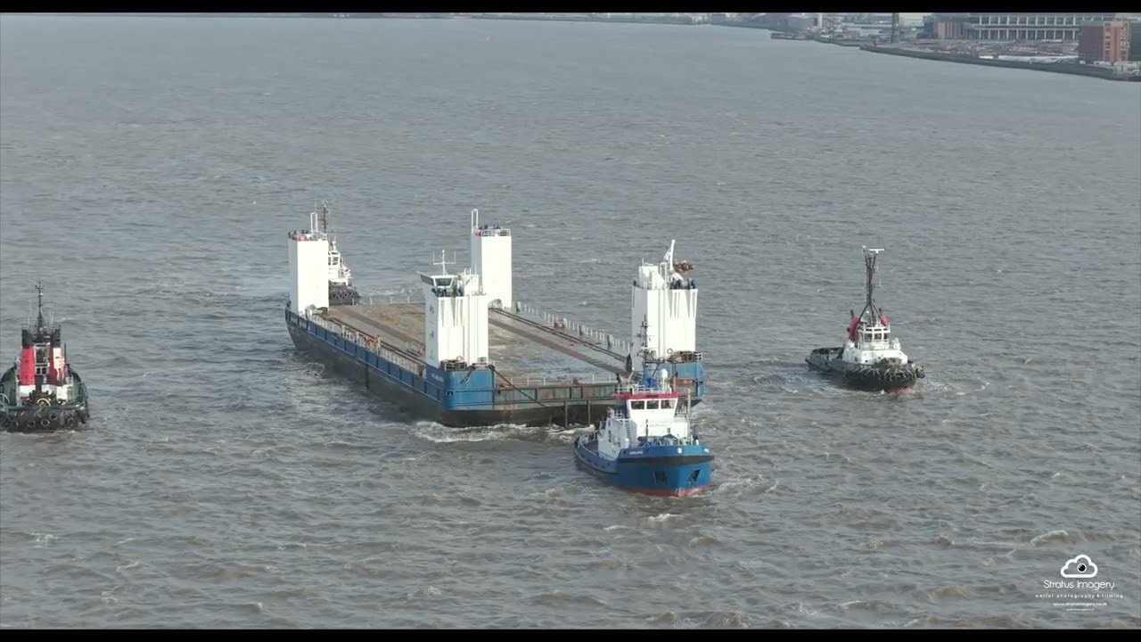 BHV Innovation towage into Liverpool