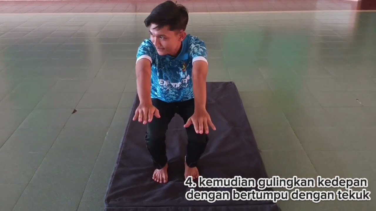 cara melakukan rolling depan bulat awalan jongkok