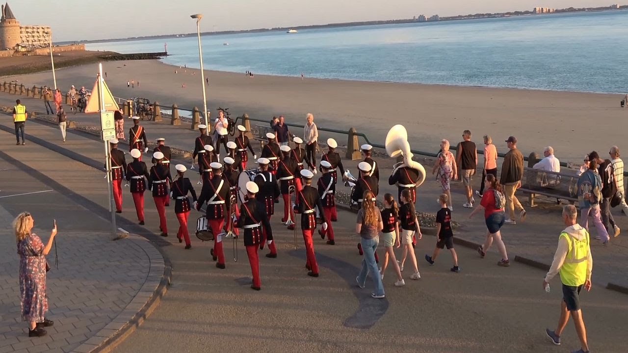 Deltaband Vlissingen marcheert over de boulevard