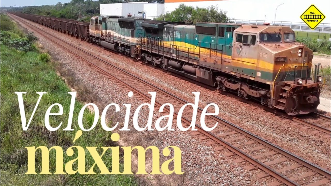 Cargueiro carregado passando chutado na Estrada de Ferro Carajás.