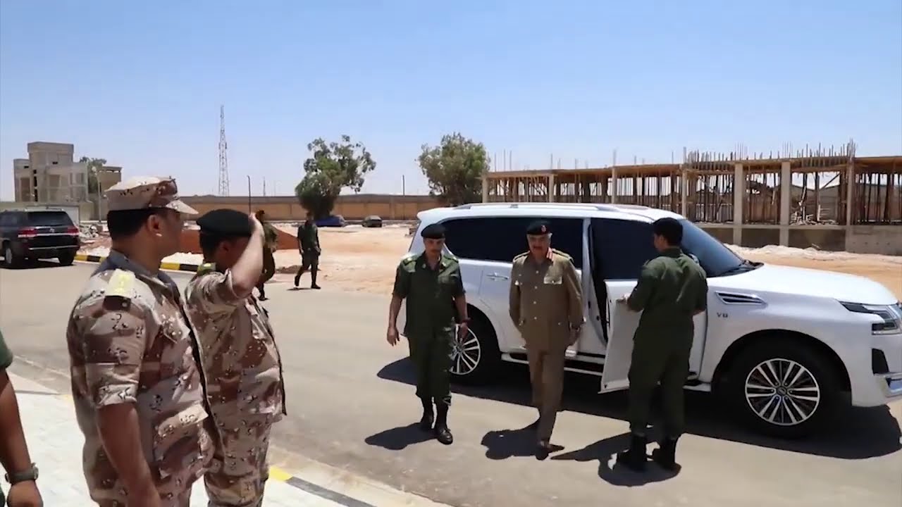 بعد شعوره بالعزلة .. حفتر يتجول بين معسكراته