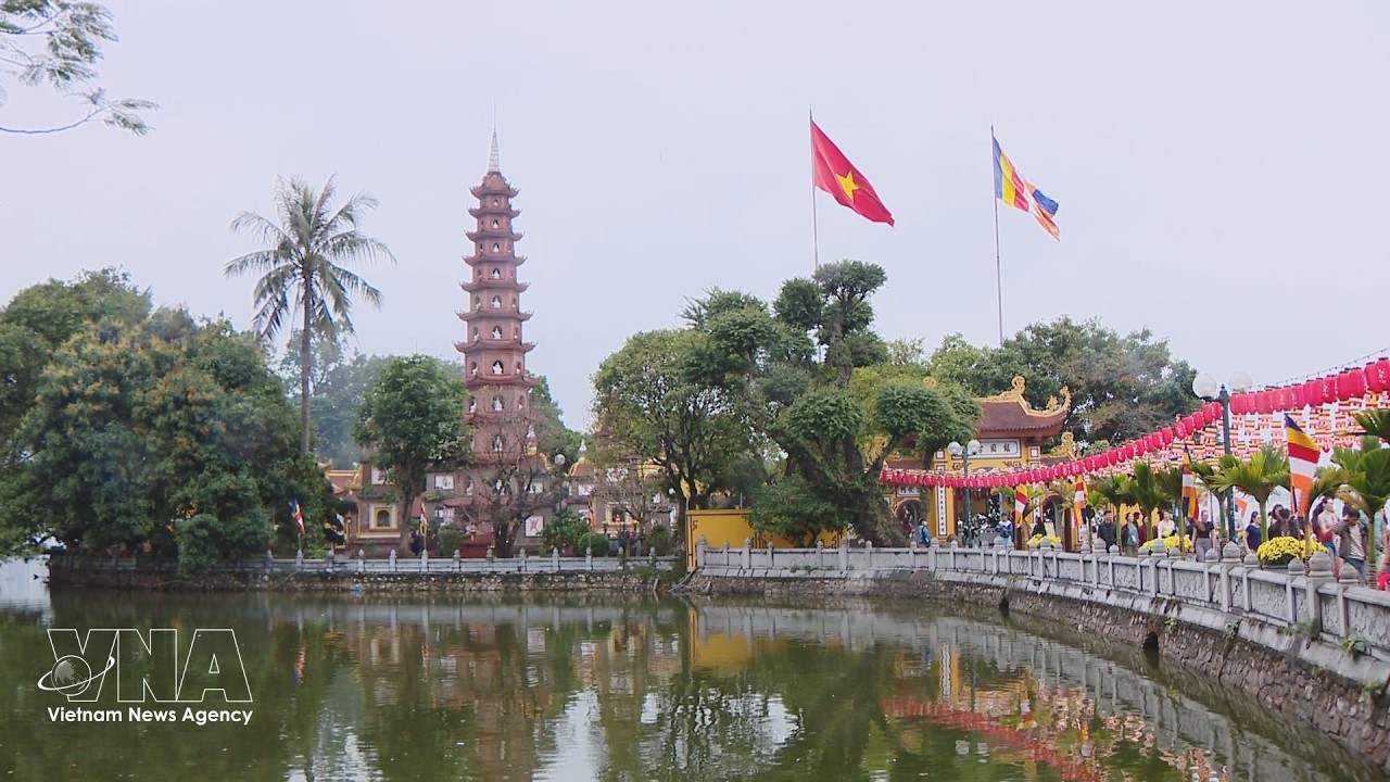Tran Quoc pagoda in Hanoi draws crowds in early spring