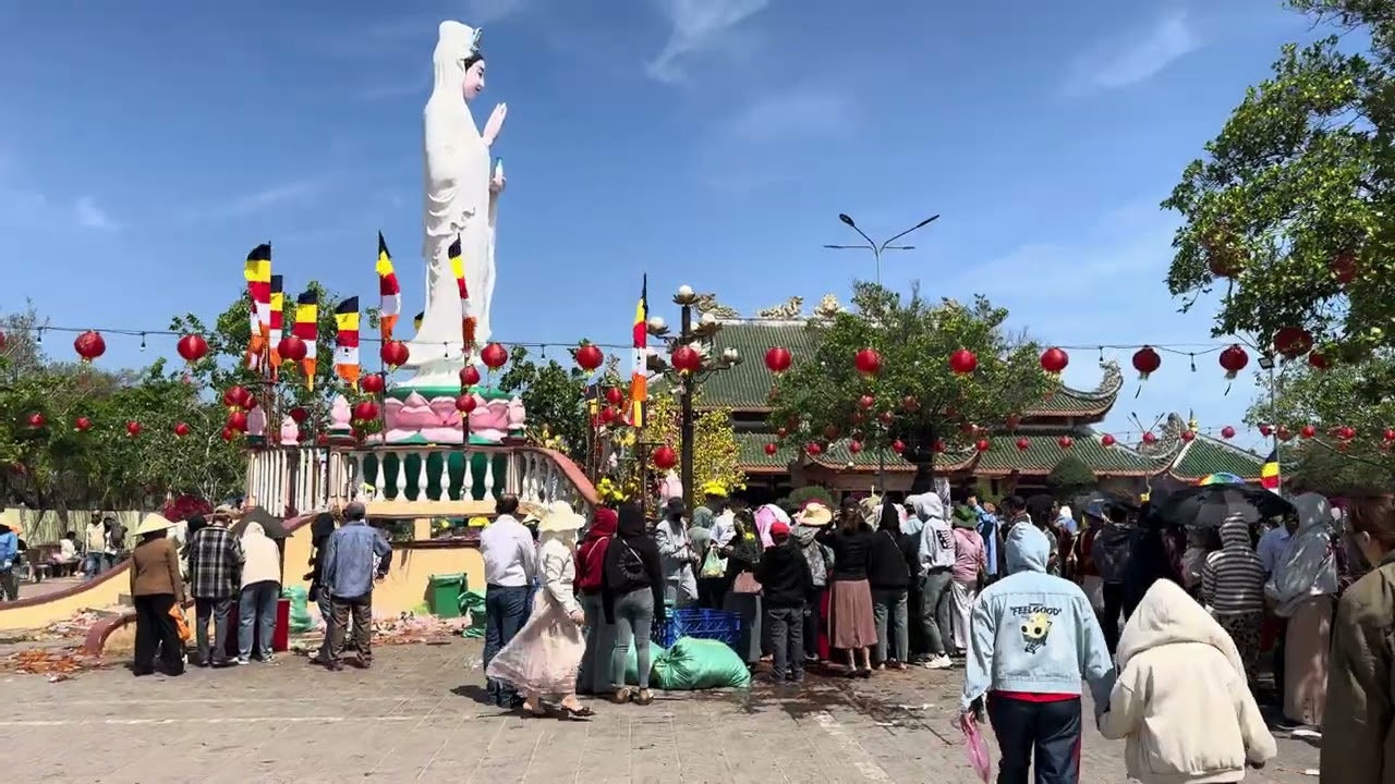 Giữa trưa mùng 4 Tết tại Mẹ Nam Hải Bạc Liêu 