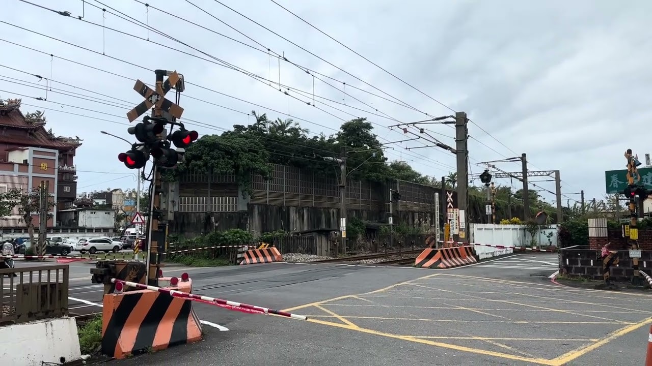 往樹林區間通過頭城吉翔平交道￼