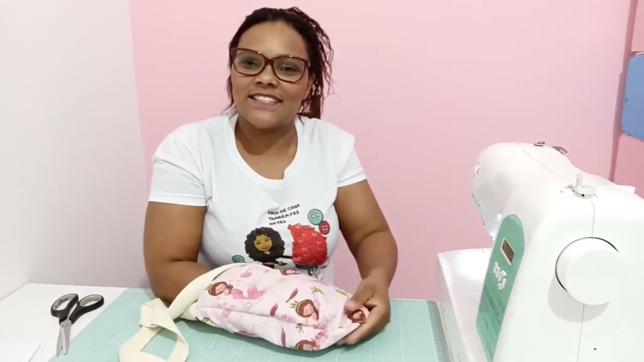 BOLSINHA DE BONECA FEITA DE FUXICO. Venha fazer essa maravilha.