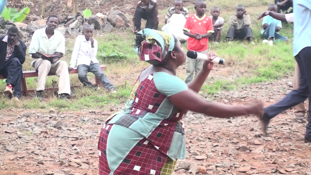 REBA UKUNTU MAMAN LIONEL AKATA UMUZIKI ARI KUBWIRIZA