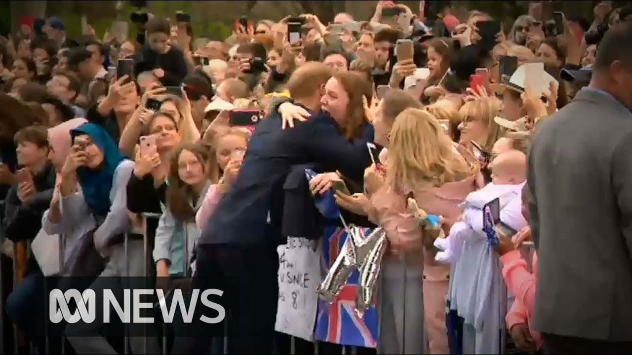 Prince Harry and Meghan greet eager Melbourne crowd | ABC News