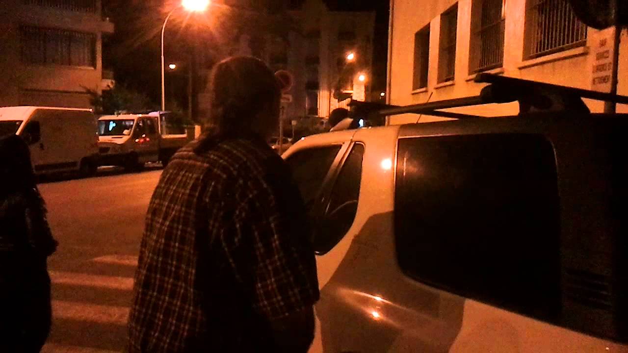 Pipi sur voiture de pote
