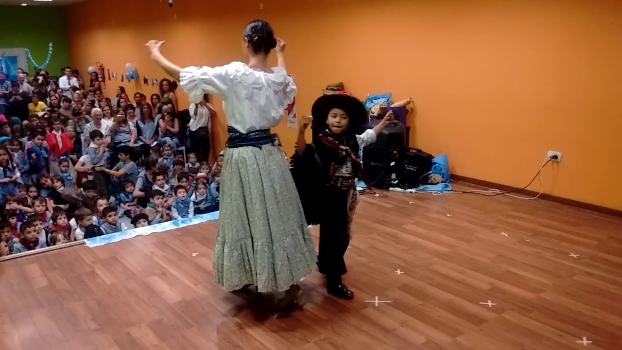 Angelito y Ada bailando la chacarera del olvido en el jardín salita roja 5 añitos año 2018